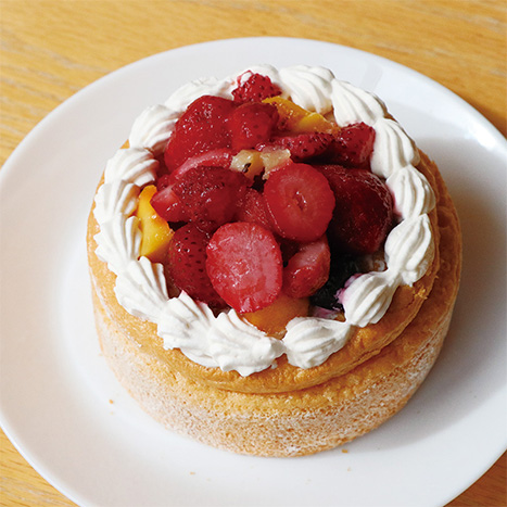 フルーツたっぷりアニバーサリーケーキ